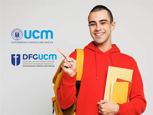 Un joven sonriente muestra entusiasmo mientras sostiene cuadernos, representando la vida académica en la Universidad Católica del Maule.