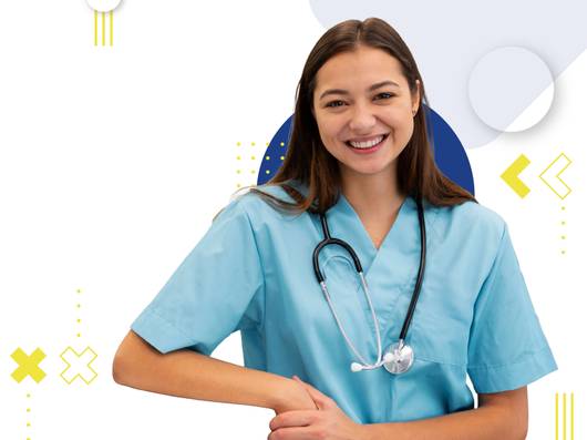 Una enfermera sonriente en su uniforme azul.