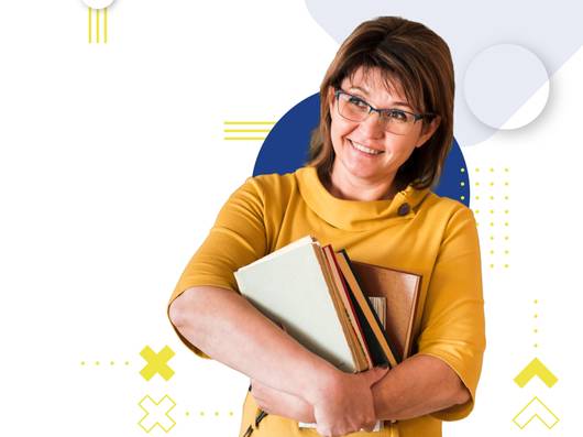 Mujer sonriente con libros en brazos y un look moderno.