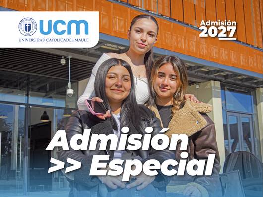 Tres estudiantes posando felices frente a la Universidad Católica del Maule con un mensaje sobre la admisión especial 2027.