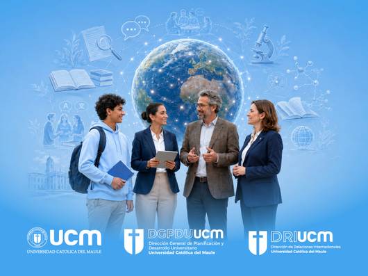 Un grupo de cuatro personas discuten sobre el aprendizaje y la educación en un entorno universitario.