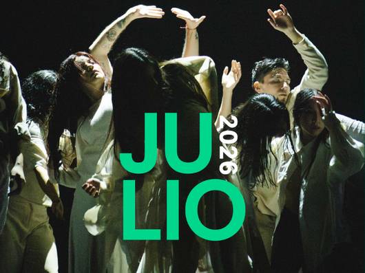 Un grupo de personas bailando en una presentación artística intensa.