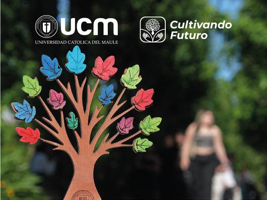 Una escultura de árbol colorido simbolizando la conexión con la naturaleza en un entorno educativo.