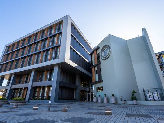 Edificio moderno con diseño contemporáneo y zona exterior pavimentada.