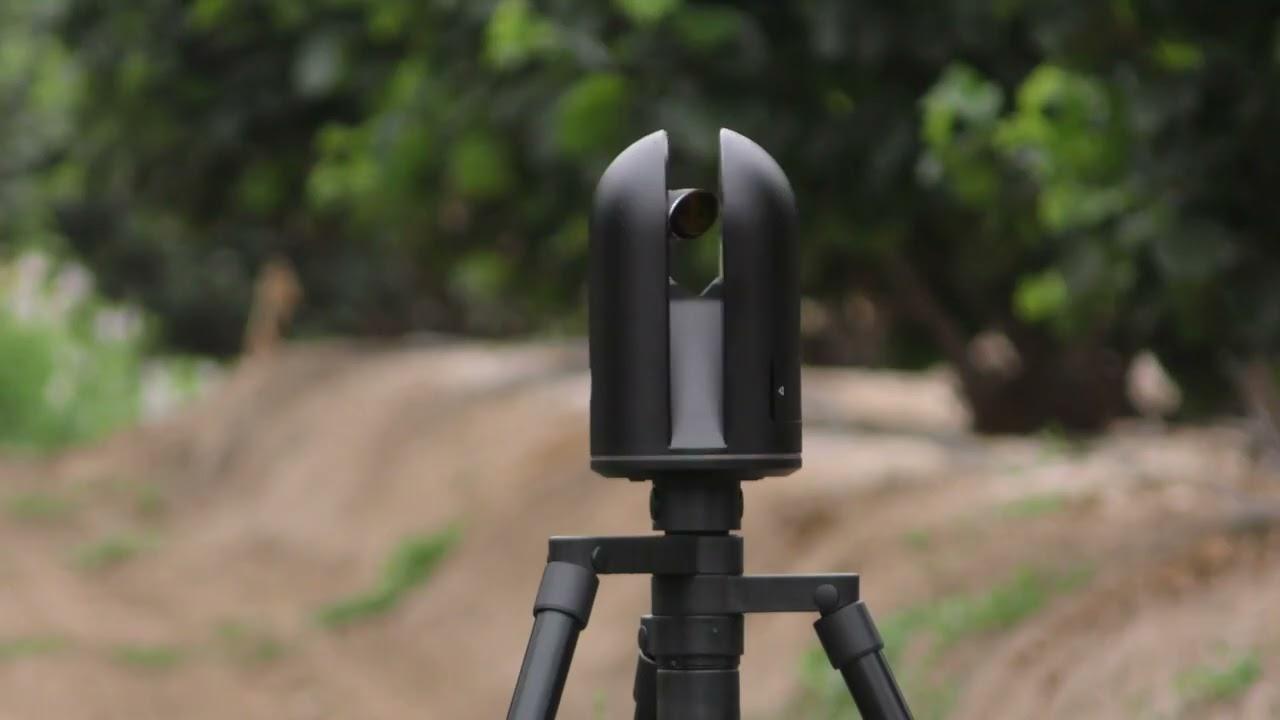 Este es un dispositivo de captura 3D instalado en un trípode en un terreno agrícola.