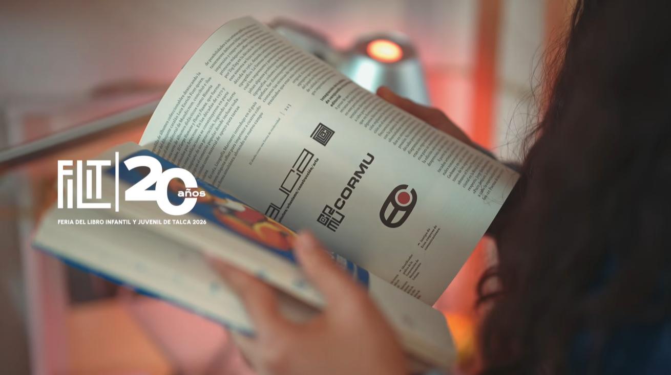 Una persona hojeando un libro en la Feria del Libro de Talca.
