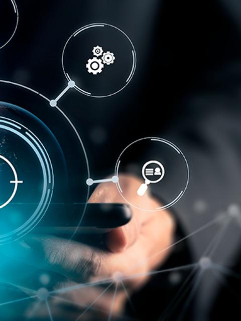 Una persona sostiene un dispositivo móvil con iconos de tecnología y análisis de datos en el fondo.