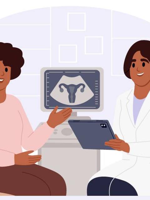 Una mujer está conversando con su doctora sobre un examen ginecológico.