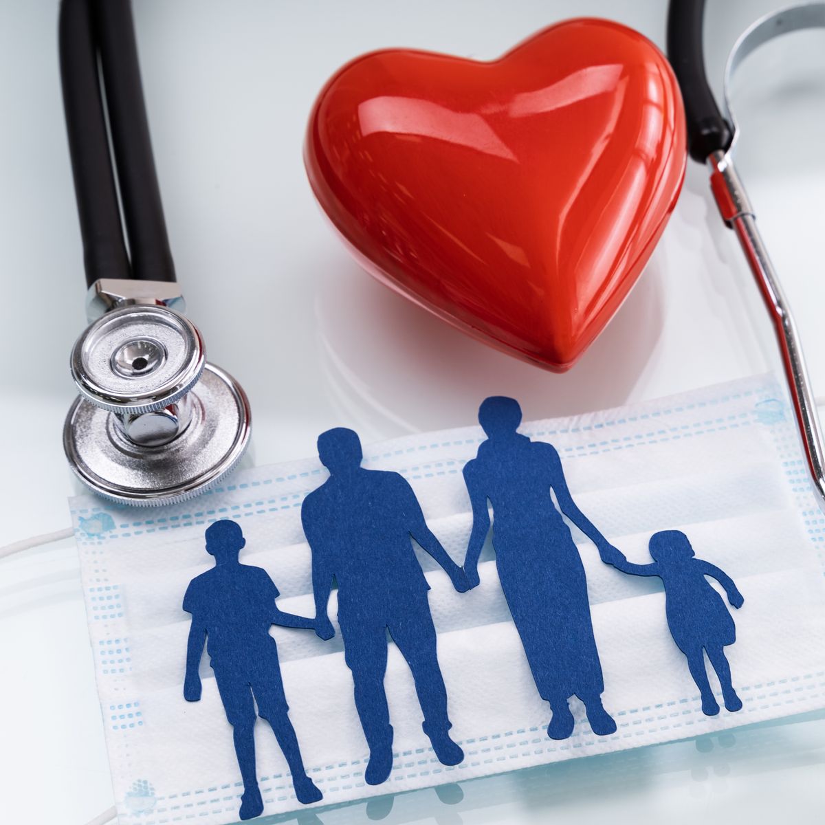 Una imagen que muestra una familia unida con un corazón y elementos médicos de fondo.