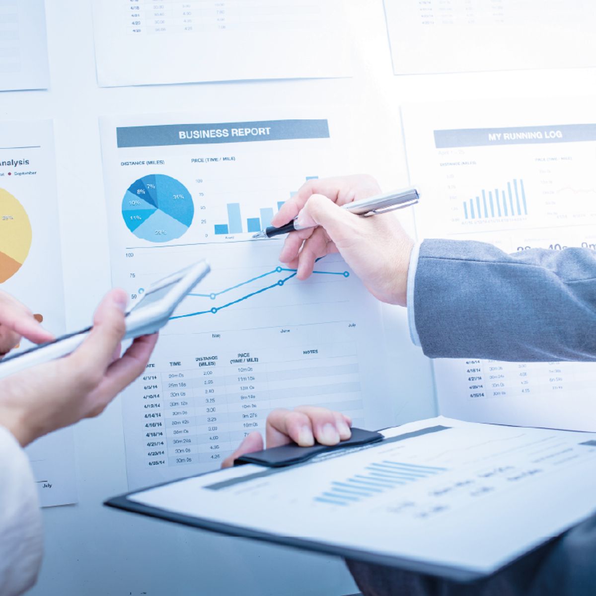 En la reunión se analizan gráficos de rendimiento y reportes de negocios.