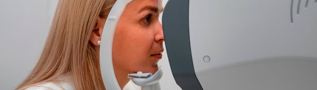 Una mujer está sometiéndose a un examen ocular.