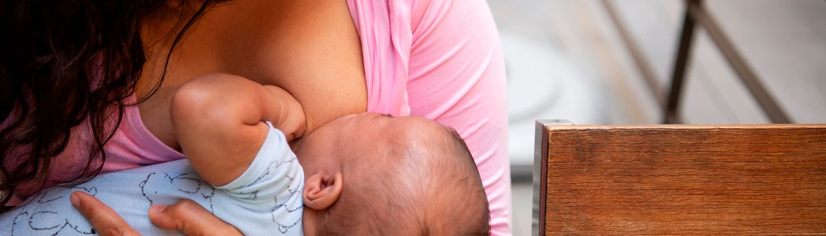 Una madre amamanta a su bebé en un entorno tranquilo.