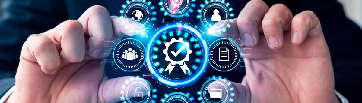 Un par de manos sosteniendo un gráfico digital que muestra íconos relacionados con la calidad y la verificación.