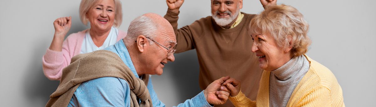 Un grupo de personas mayores celebra y se divierte en un ambiente alegre.