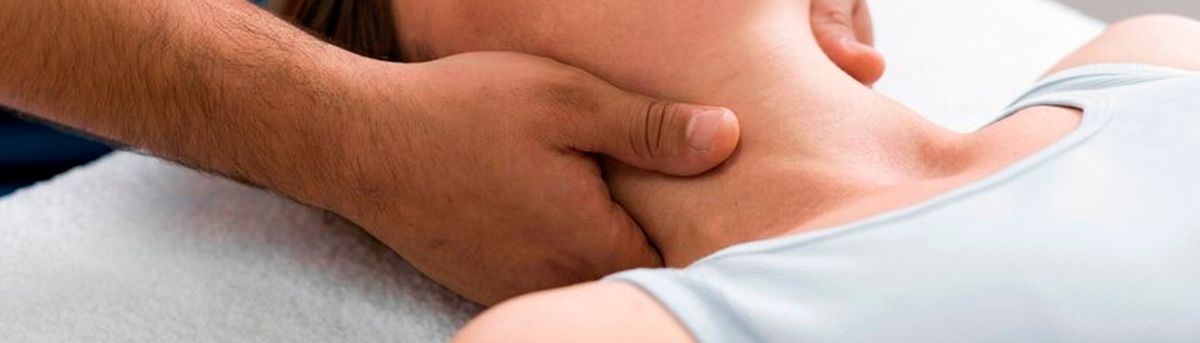 Una persona recibe un masaje en el cuello.