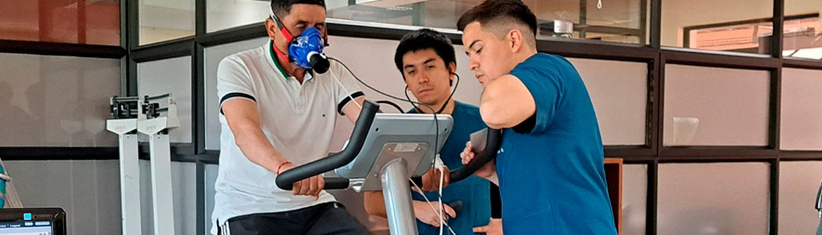 Se observa a un grupo de personas realizando pruebas físicas en un gimnasio.