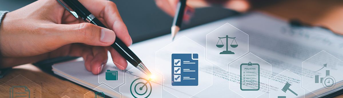 Dos manos escriben sobre un documento mientras se ven iconos relacionados con la ley y la organización.