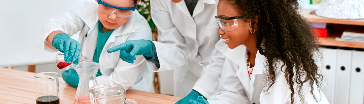 Un grupo de niños en un laboratorio realizando experimentos científicos.
