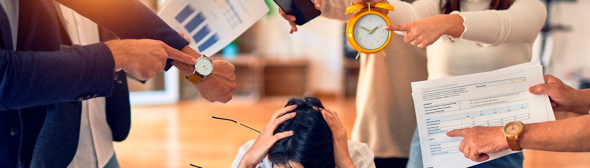 Una persona parece estar estresada mientras es rodeada por varias manos que sostienen documentos y un reloj.