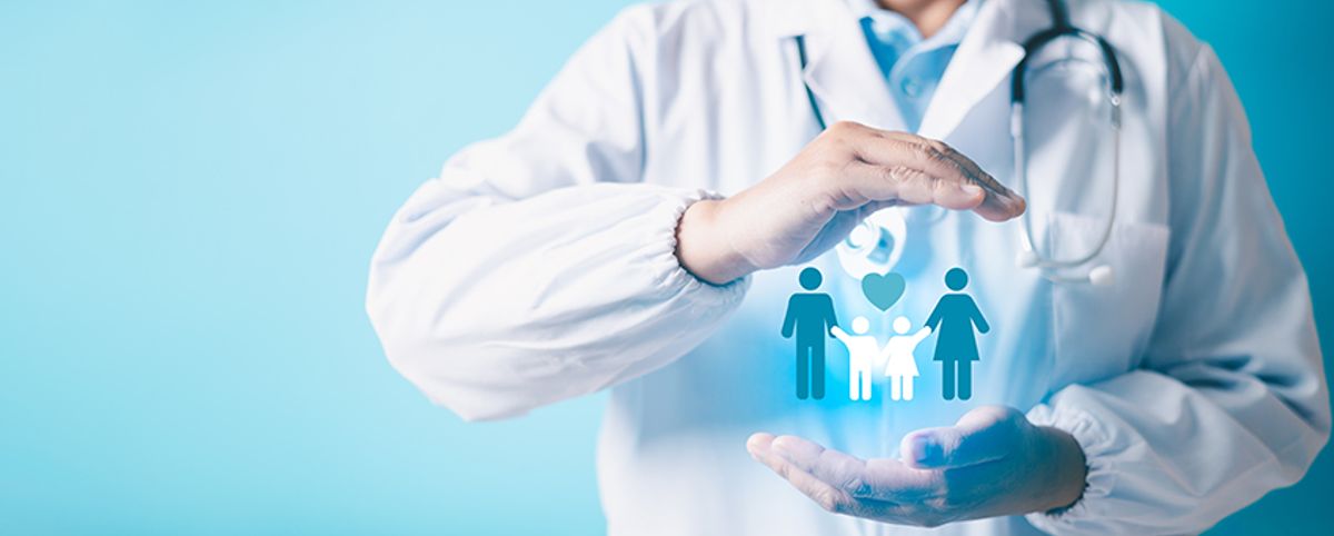 Un médico resguardando la salud de una familia con símbolos de cuidado y bienestar.