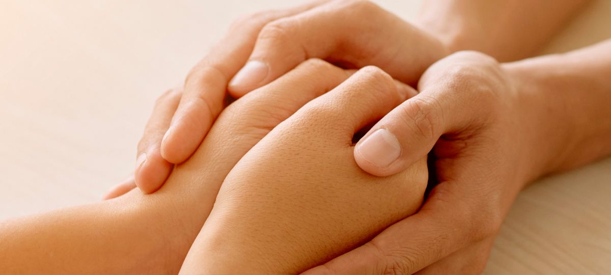 Unas manos entrelazadas que simbolizan apoyo y conexión.