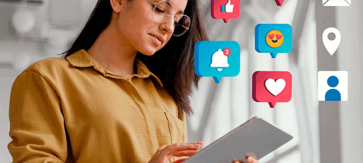 Una chica usando una tablet mientras recibe notificaciones de redes sociales.