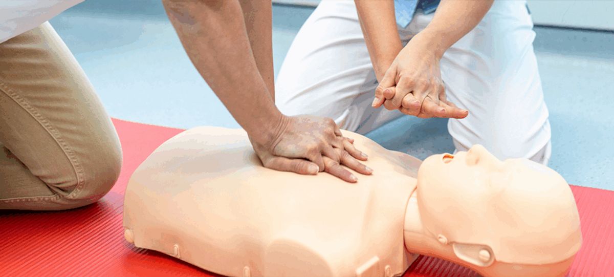 En la imagen se están realizando maniobras de resucitación cardiopulmonar en un maniquí.
