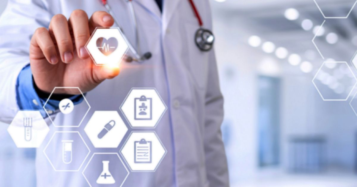 Un médico interactúa con tecnología de salud en un ambiente clínico moderno.