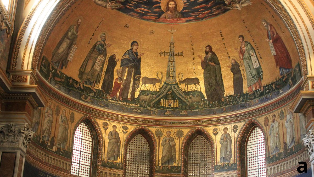 Un mural dorado en una iglesia con figuras religiosas y símbolos representativos.