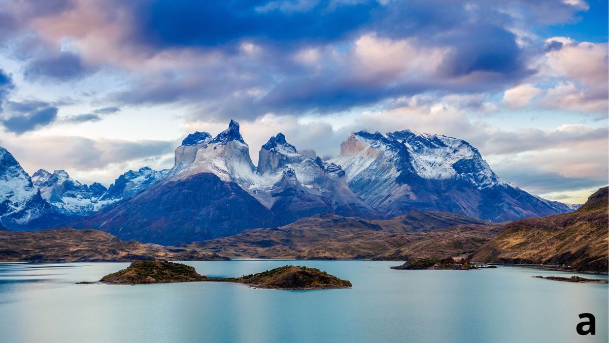 Un paisaje impresionante de montañas nevadas reflejadas en un lago chileno.