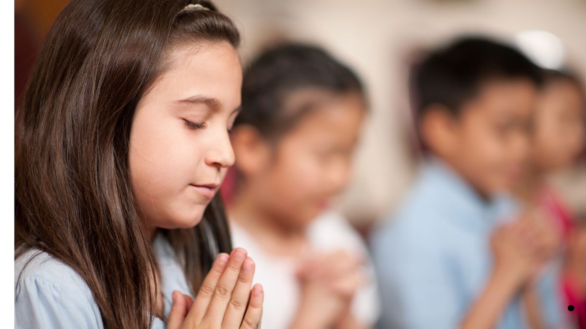 Niños en un momento de reflexión y oración.