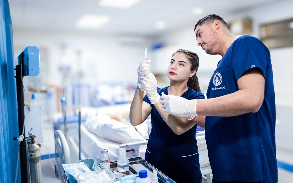 Estudiantes de Enfermería UCM en su centro de simulación