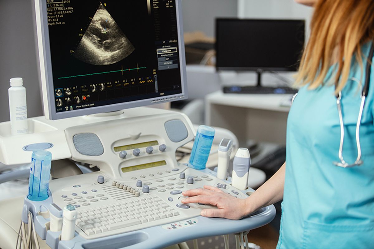 Un médico usando un ecógrafo para realizar un examen.