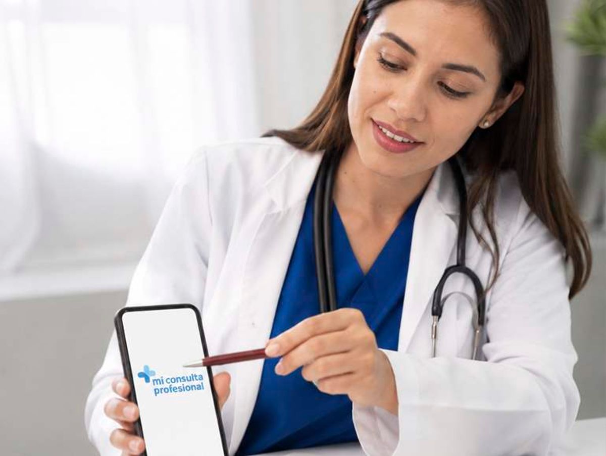 Médica mostrando su celular con una aplicación de consulta profesional.