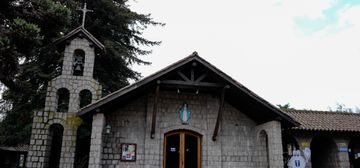 Iglesia de piedra en un entorno natural en Chile.