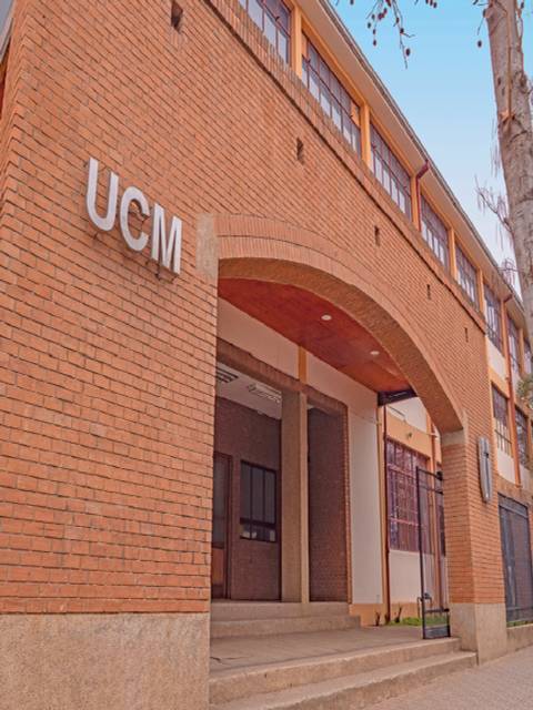 Entrada principal de la Universidad Católica del Maule.