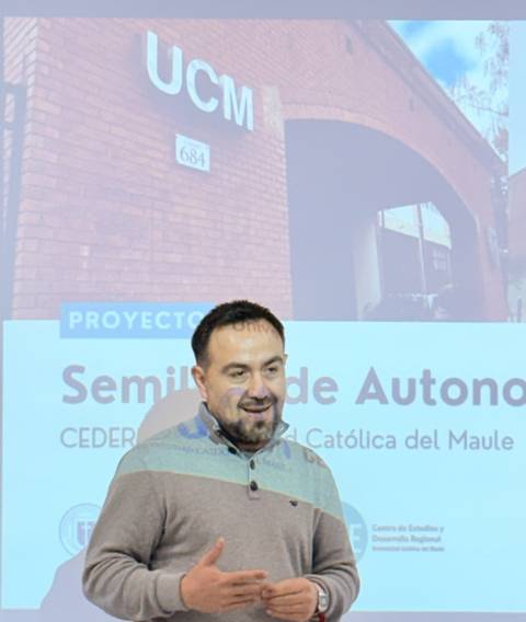 Presentación de un seminario en la Universidad Católica del Maule.