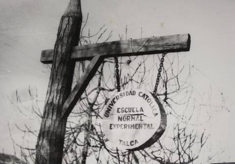 Cartel antiguo de la Universidad Católica, Escuela Normal Experimental en Talca.