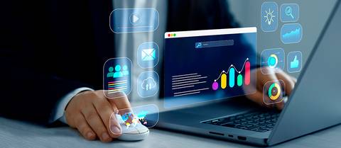 Un compadre usando la computadora con gráficos y datos digitales.