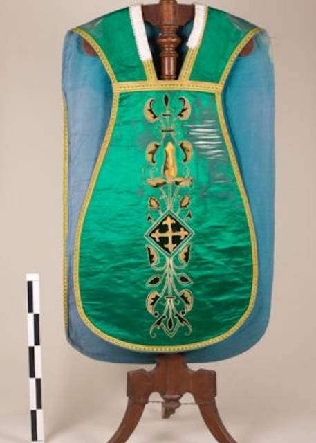 Vestimenta ceremonial de color verde con detalles dorados y azules.