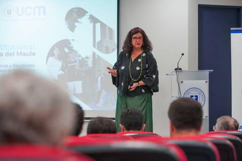 Una mujer presenta en una conferencia en la Universidad Católica del Maule.