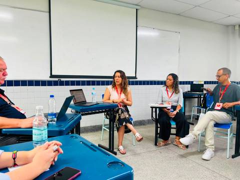 Un grupo de personas participando en una conversación en una sala de clases.