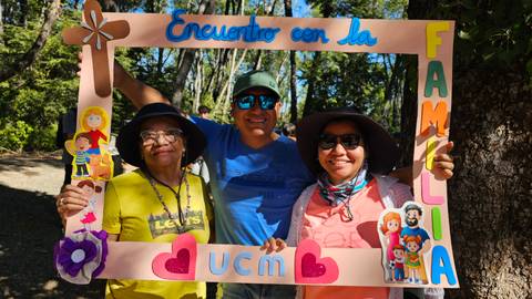 Familia reunida en un encuentro alegre en medio de la naturaleza.