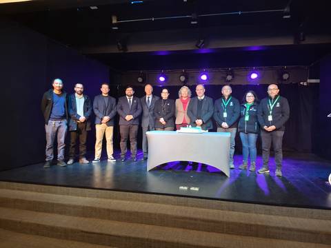 Un grupo de personas se encuentra en un escenario durante un evento destacado.
