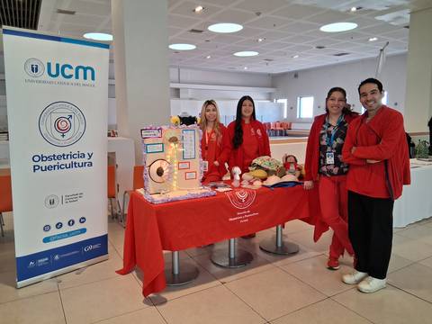 Una feria de salud donde profesionales de obstetricia y puericultura comparten información y recursos.