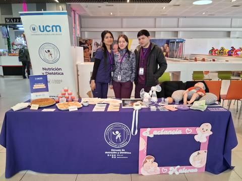 Un grupo de jóvenes promueve nutrición y dietética en un evento en un centro comercial.