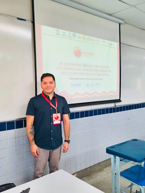 Un profesional presenta en un aula sobre la importancia de los museos en experiencias educativas.