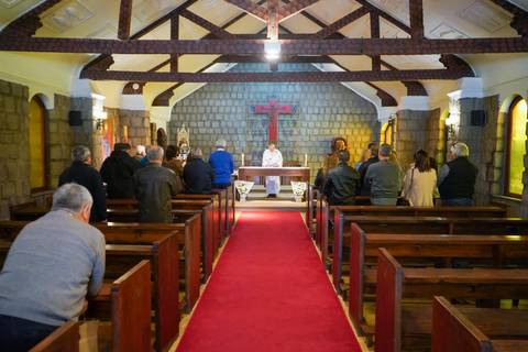 Una misa con feligreses en una capilla chilena.