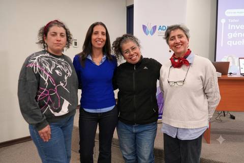Cuatro mujeres posan sonrientes en un taller en Chile.