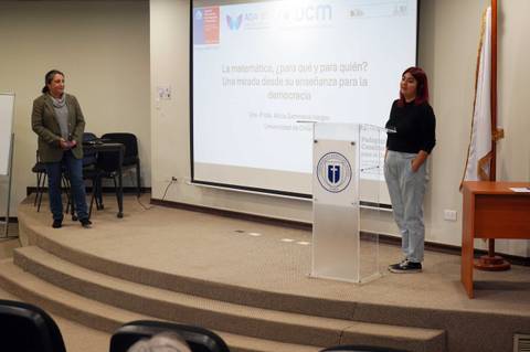 Presentación sobre la enseñanza de matemáticas en el contexto de la democracia.